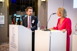 00003_Awards23_Jako_Strategiepanel_Neue_Zinsen_1000_1100