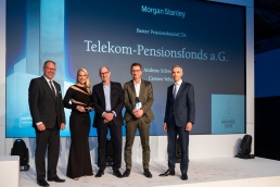 Bester Pensionsfonds 2019: Carsten Velten (2.v.r.) und Andreas Schwering (3.v.r.) vom Telekom Pensionsfonds waren sichtlich überrascht und freudestrahlend zugleich. Jurymitglied Marc Oliver Heine (l.) und Martin Pitzer (r.) von Morgan Stanley gratulierten. (Bild: Andreas Schwarz)