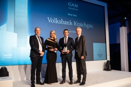 Räumte als beste Bank ab: Oliver Schubert von der Volksbank Kraichgau (2.v.r.) nahm die stolze Trophäe aus den Händen von Christopher Hönig (r.), GAM  Investments, entgegen.  Mit von der Partie: Juryvertreter Volker Liermann (l.). (Bild: Andreas Schwarz)