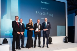 Zu Recht die beste Stiftung 2019: Die RAG-Stiftung, hier vertreten durch Eberhard Vetter (2.v.r.) und Timo Bartell (2.v.l.). Dem Urteil des Juryvertreters Dr. Christoph Mecking (l.) konnte sich der Sponsor Torben Pollitaras,  Comgest Deutschland, nur anschließen. (Bild: Andreas Schwarz)