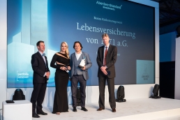 Auch für das Beste Risikomanagement ausgezeichnet: Die LV 1871, hier vertreten durch Dr. Andreas Billmeyer, Leiter Stab Risikomanagement (2.v.r.). Der Juryvorsitzende Martin Schliemann (l.) und Matthias Haehnel von Aberdeen Standard Investments (r.) hedgen den Preisträger seitlich ab. (Bild: Andreas Schwarz)