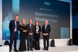 Klarer Favorit im Bereich Immobilien: Juryvorsitzender Dr. Stephan Kloess (l.) und Lorne Campbell von der Deka (r.) bilden den Rahmen für das Gewinner-Duo Markus Altenhoff und Karin Groß von der ÄVWL (2.+3.v.r.). (Bild: Andreas Schwarz)
