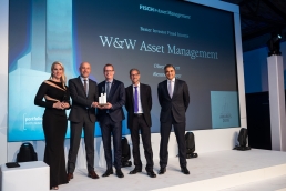 Nach Platz 2 im Vorjahr nun auf Platz 1: Oliver Bleickert (2.v.l.) und Alexander Mayer (3.v.l.) präsentieren die Trophäe der Kategorie Bester Investor Fixed Income. Mit von der Partie sind der Juryvorsitzende Ori Gotfrid (2.v.r.) sowie der Sponsor Sikandar Salam von Fisch Asset Management (r.). (Bild: Andreas Schwarz)