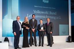 Für die Nachwelt ins Bild gesetzt: Uwe Rieken (l., Juryvorsitz), Christian Chrobok, Axel-Rainer Hoffmann und Holger Schäfer (1.-3.v.r.) von Amundi Deutschland (r.) freuen sich über den Award der Alternativen Asset-Klassen.  (Bild: Andreas Schwarz)